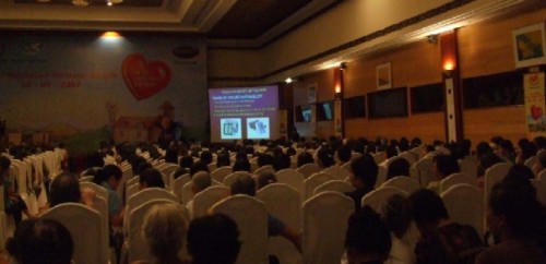 Su kien 4 2 e1275814585834 Hội Tim Mạch Học Việt Nam khuyến cáo bệnh nhân nên sử dụng máy đo huyết áp điện tử để tiện theo dõi huyết áp của mình tại nhà. 