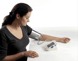 Sử dụng máy đo huyết áp bắp tay
