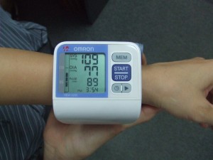 Hinh su dung HEM 6200 e1281458682511 Chỉ số huyết áp và cách đọc đúng ở máy đo 