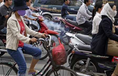 Người tham gia giao thông tại thành phố Hồ Chí Minh. Ảnh: National Geographic.