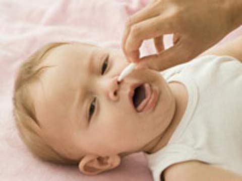 Trẻ viêm tai, viêm họng vì mẹ xịt rửa mũi không đúng cách 1