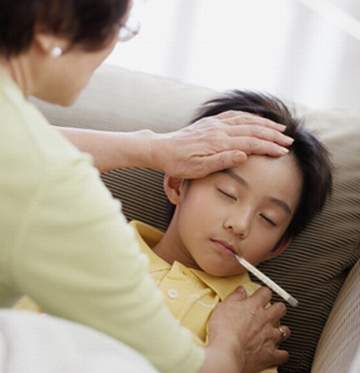 Thận trọng khi trẻ đau đầu, sốt cao kéo dài 1