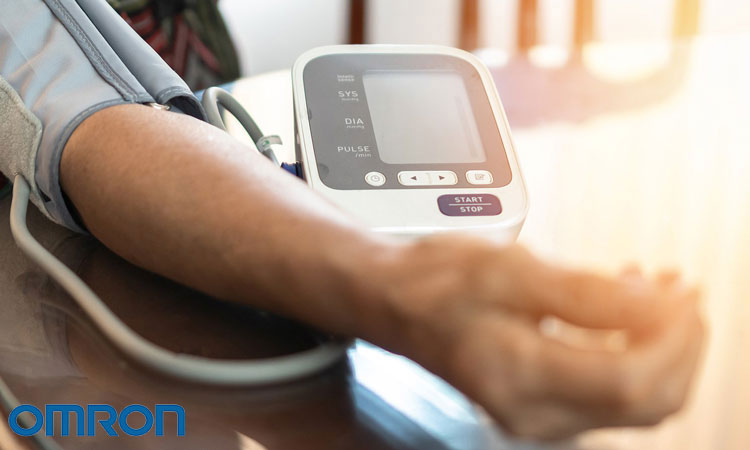 Theo dõi huyết áp tại nhà bằng máy đo huyết áp điện tử Omron 1